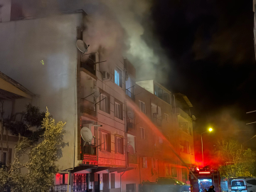 Bursa'da 4 katlı binada korkutan yangın