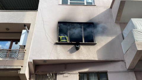 Bursa'da elektrikli battaniye daireyi kül etti, 2 çocuk annesi yangında yaralandı