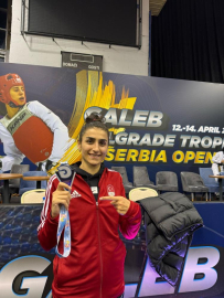 Bursa Büyükşehir Belediyesporlu tekvandocu Hatice Kübra İlgün gümüş madalyayla döndü  