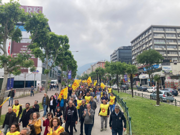 Bursa’da binlerce öğretmen şiddete karşı iş bırakıp İl Milli Eğitim Müdürlüğüne yürüdü