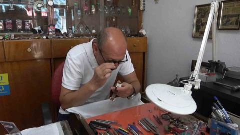 Bursa'da 54 yıldır saat tamirciliği yapıyor: Teknoloji gelişince saatler aksesuar olarak görülüyor