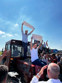Karacabey ve Mustafakemalpaşalı üreticiler İzmir-Bursa karayolunu trafiğe kapattı