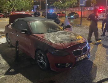Bursa'da lüks araç park halinde alev alev yandı 