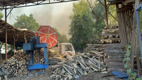 Bursa’da yangın: Odun depoları tehlike altında