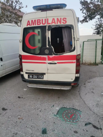 Bursa'da hastaneye ait ambulansın ve güvenlik kulübesinin camlarını kırdılar