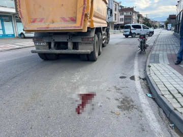 Bursa'da kamyonla çarpışan motosikletli genç hayatını kaybetti