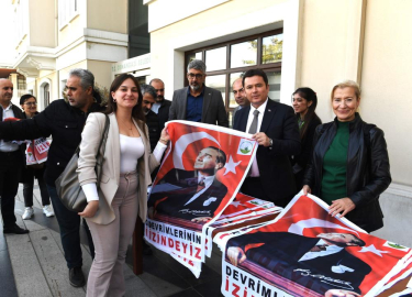 Osmangazi'de 10 bin Ata posteri dağıtılmaya başlandı