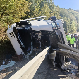 Bursa'da kontrolden çıkan tır devrildi!