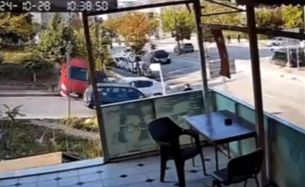 Bursa'da yokuş aşağı giden araç, önce yayaya sonra otomobile çarptı