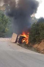 Bursa'da devrilen kamyon alev alev yandı