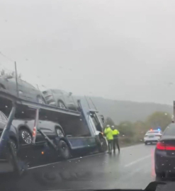 Bursa'da TOGG yüklü tır kontrolden çıktı