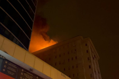 Bursa'da 8 katlı iş hanının çatısı alev alev yandı