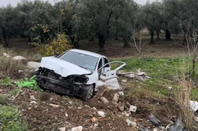 Bursa'da kontrolden çıkan araç tarlaya uçtu: 2 yaralı