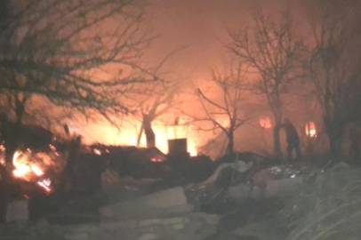 Bursa'da ahşap ev alev alev yandı, mahsur kalan 2 kişi kurtarıldı