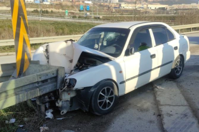 Bursa'da otomobil bariyerlere saplandı