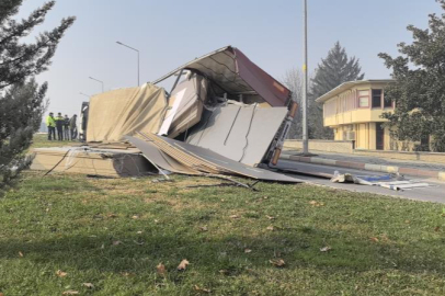 Bursa'da sunta yüklü tır devrildi yol trafiğe kapandı