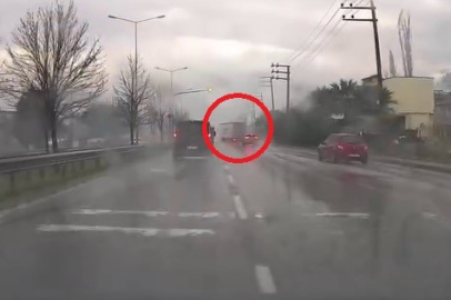 Bursa'da yağışlı havada tırın dorsesi kaydı