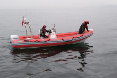 Bursa'da balık tutarken denize düşen adamı dalgıçlar arıyor