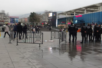 Kent Meydanı'nda amcasını defalarca bıçakladı