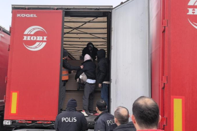 Avrupa’ya kaçmak isteyen göçmenler Bursa'da tır dorsesinde yakalandı