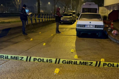 Kasklı motosikletli, 3 kişiye ateş açtı: 2'si ağır, 3 yaralı