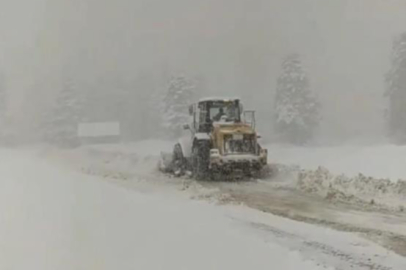Beyaza bürünen Uludağ yolunun kapanmaması için ekiplerin çalışması sürüyor
