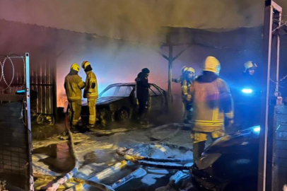 Bursa'da alevlere teslim olan oto galeride 10 araç küle döndü