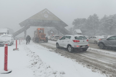 Uludağ'da yoğun kar ve tipi! Zincirsiz araç girişi yasaklandı