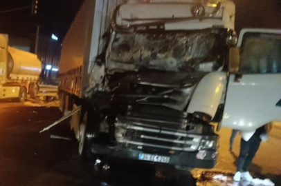 Bursa'da kontrolden çıkan tır, ışık bekleyen tankere çarptı: 1 yaralı