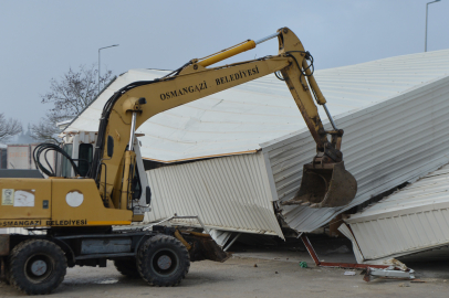 Osmangazi'de tarım arazisi üzerindeki kaçak depo yıkıldı