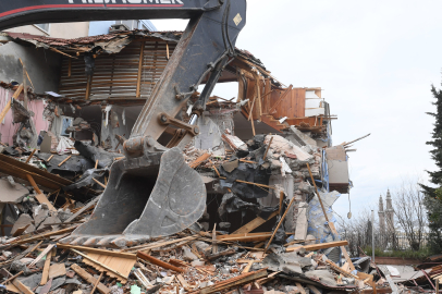 Bursa’nın tarihi surlarını tehdit eden riskli bina yıkıldı
