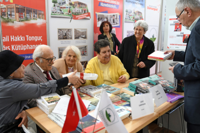Şenal Sarıhan ve Zeki Sarıhan’a kitapseverlerden yoğun ilgi