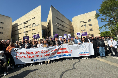 Bursa'da gözaltına alınan gençlerin ilk duruşması öncesi adliye önünde açıklama