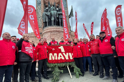 DİSK, Taksim Cumhuriyet Anıtı'na çelenk bıraktı