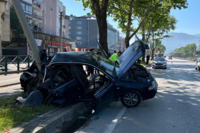 Bursa'da kontrolden çıkan otomobil aydınlatma direğine çarptı: 1’i ağır 2 yaralı