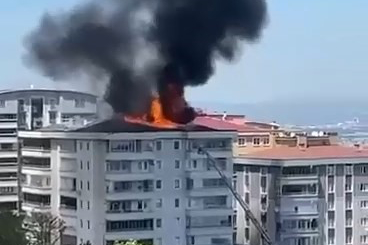 Bursa'da 6 katlı binanı çatısında yangın