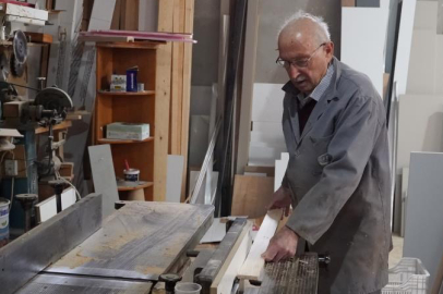 Bursa'da 64 yıldır ahşap ile iç içe hayat sürüyor