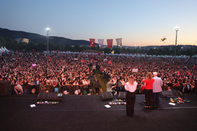 Bursa’da 19 Mayıs coşkusu ‘Mor ve Ötesi’ ile zirve yaptı