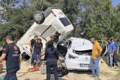 Bursa'da otomobil ile çarpışan minibüs ters döndü, 2'si ağır 3 kişi yaralandı