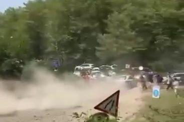 Bursa'da yarış aracı seyircilerin bulunduğu bölgeye savruldu