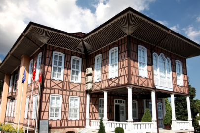 Vakıflar Bölge Müdürü tarihi Bursa belediye binasına çökerim dedi