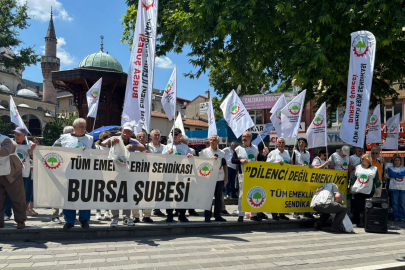 Emekliler Bursa'da eylem yaptı:  Bayram ikramiyesi yılda dört kez asgari ücret tutarında ödensin
