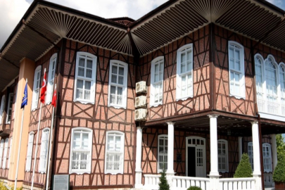 Kayıhan Pala'dan Bursa'da tarihi belediye binasına el konulma girişimine tepki
