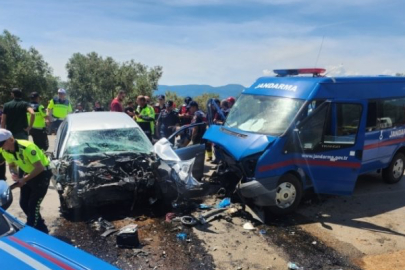 Bursa'da hatalı sollama yapan otomobil jandarma ekibiyle çarpıştı: 1 ölü, 2 yaralı