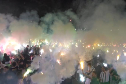 Bursasporlu binlerce taraftar geceyi aydınlattı
