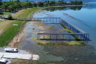 İznik Gölü'nde korkutan görüntü: En büyük iskelesi karaya oturdu