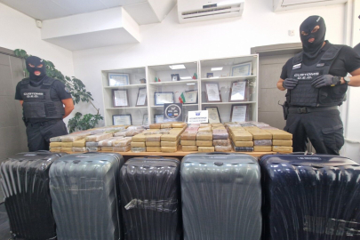 Elçilik aracında 206 kilo kokain: Paketlerin üzerinde üç hilal simgesi
