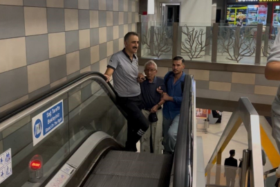 Çocukların çarptığı yaşlı adam metro raylarına düştü