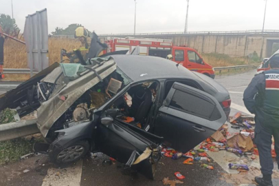 Bursa'da otomobil bariyerlere saplandı; 1'i ağır 2 kişi yaralandı