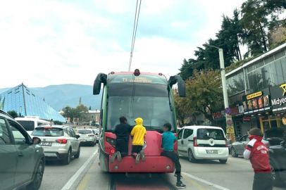 Bursa'da değişmeyen görüntü: Tramvay arkasında yolculuk